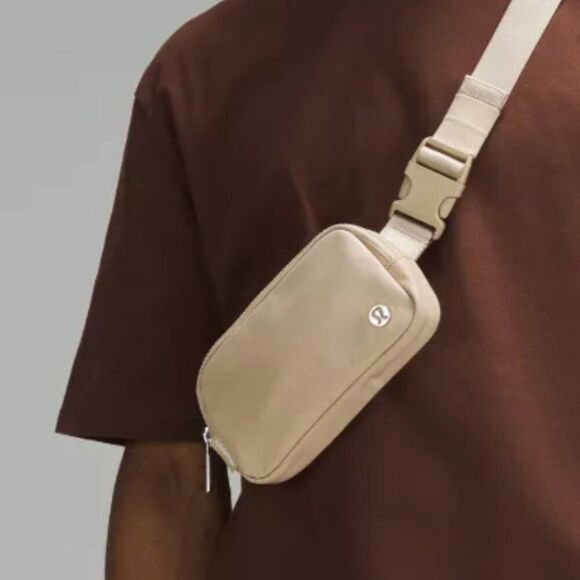 Unisex Lululemon Everywhere Belt Bag Mini in Light Beige One Size - Picture 1 of 7